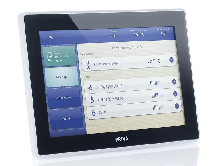 Priva TouchPoint Bedieneinheit mit der Raumbedienung eines Konferenzraums: Raumtemperatur und Beleuchtung