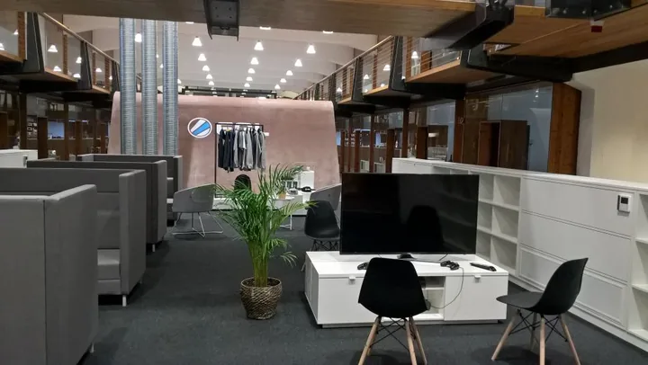 Umgebaute Büroflächen mit offen geführter Lüftung