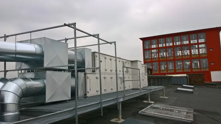 Lüftungstechnik auf dem Dach, dahinter das umgebaute Fabrikgebäude