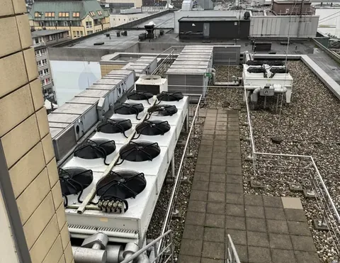Kältetechnik auf dem Dach eines Geschäftshauses