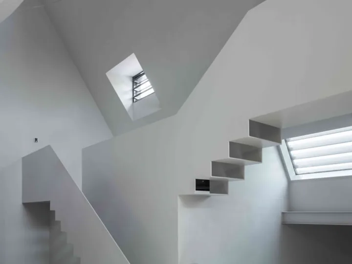 Skulpturale Treppe im ausgebauten Dachraum