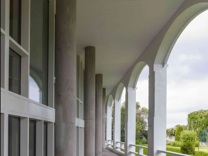 Loggia mit Blick in den Park