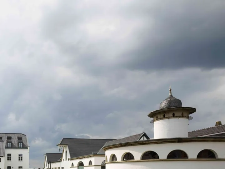 Das Gutsensemble mit historischem Rundbau