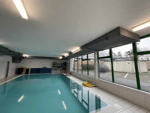 Schwimmhalle einer Sportanlage