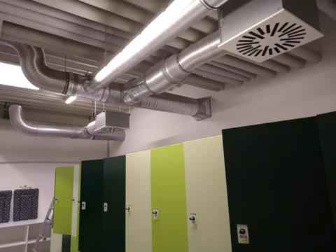 Lüftungstechnik im Technikraum