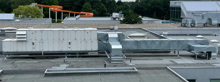 Lüftungsgerät und Kanaltrasse auf dem Dach