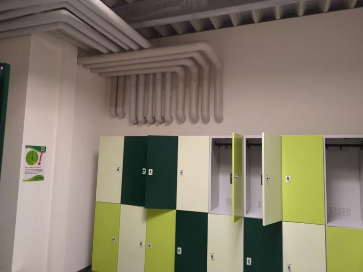 Deckenverrohrung über den Umkleiden