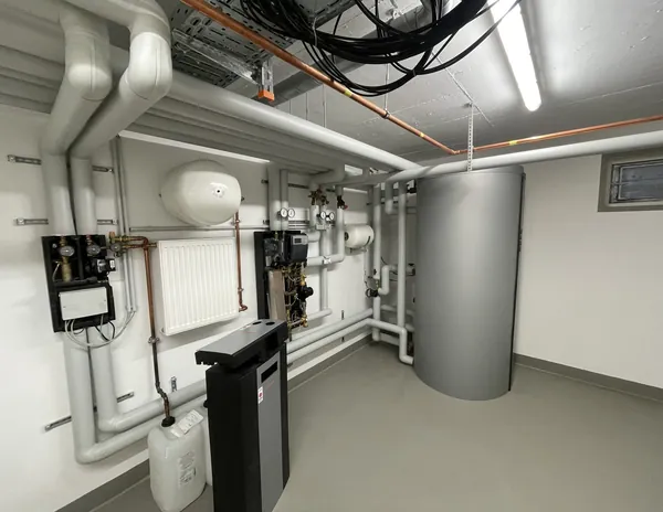 Technikraum mit Warmwasserspeicher, Ausdehnungsgefäß und Anschlussstationen