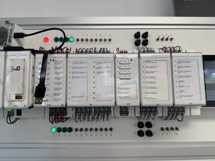 Priva Blue ID Automationsstation mit Ein- und Ausgangsmodulen, Status-LEDs und beschrifteten Klemmen auf einer Montageplatte